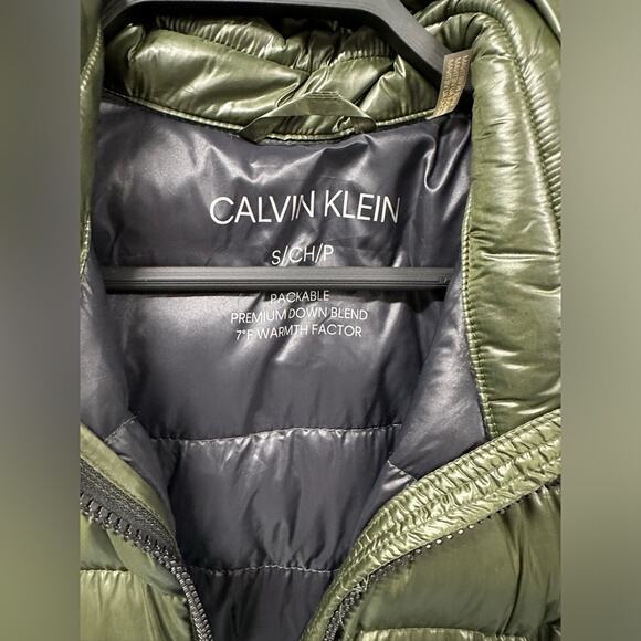 Calvin Klein Women's Down Puffer Jacket - Warm, Stylish & Lightweight - Picture 5 of 5